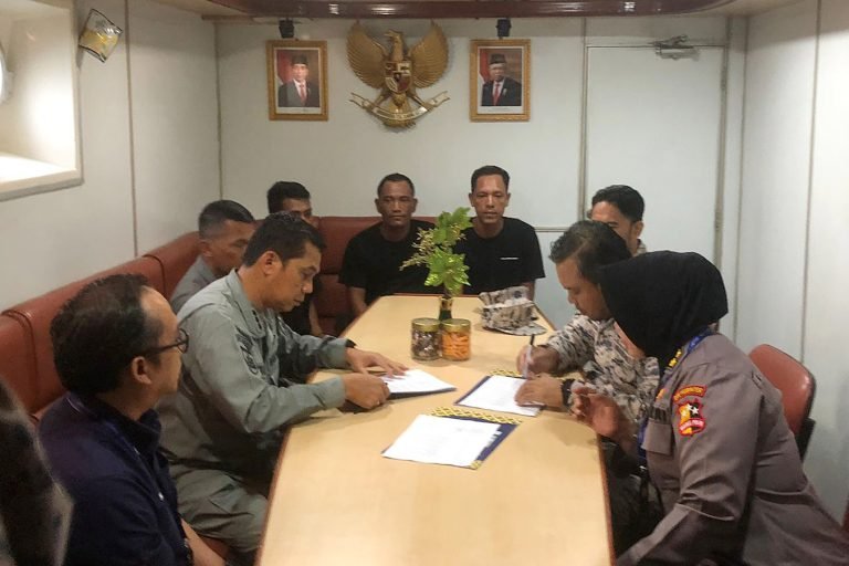 Bakamla Jemput Delapan Nelayan Indonesia yang Hanyut ke Perairan Malaysia