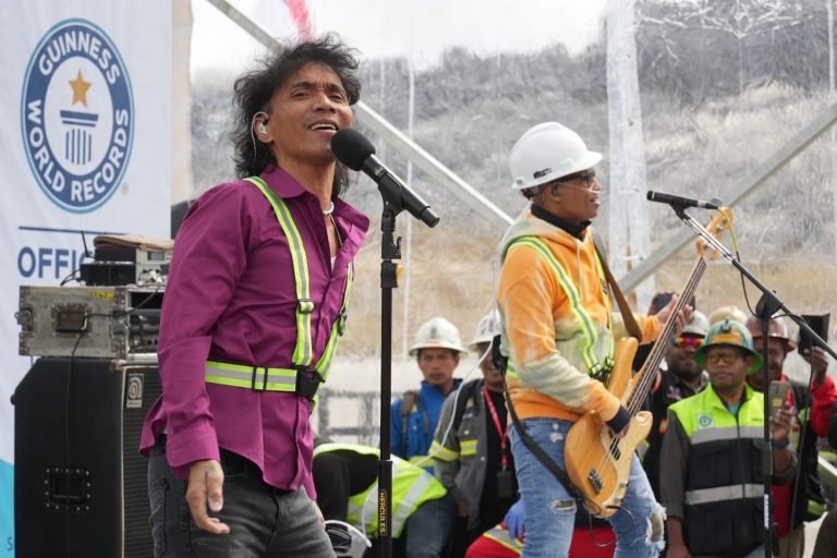 Freeport Indonesia Pecahkan Rekor MURI Gelar Konser Musik Tertinggi Bareng SLANK