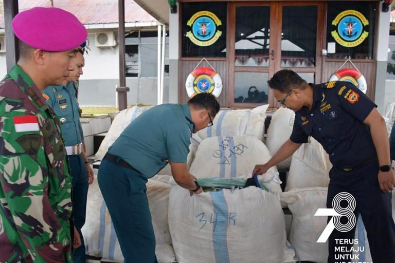 Tim Gabungan TNI AL Gagalkan Penyelundupan Pakaian Bekas dari Malaysia