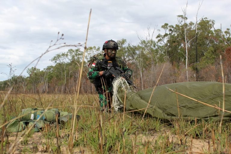 Pasukan TNI Para Raider 501 Terjun dari Langit Australia