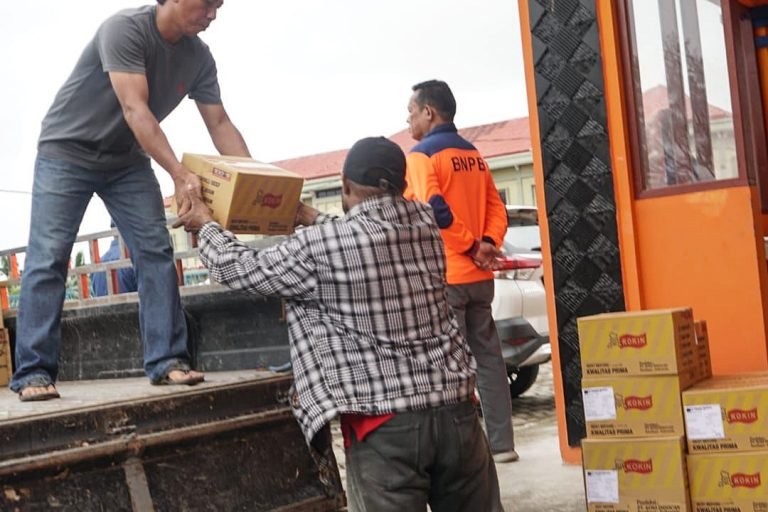 Freeport Indonesia Serahkan Bantuan Makanan untuk Korban Banjir dan Longsor