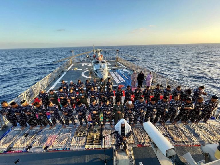 Satgas Maritime Task Force TNI Gelar Salat Id di Laut Mediterania