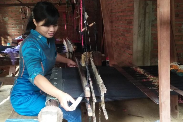 Semen Padang Kembangkan Pelestarian Songket Silungkang dari Sawahlunto