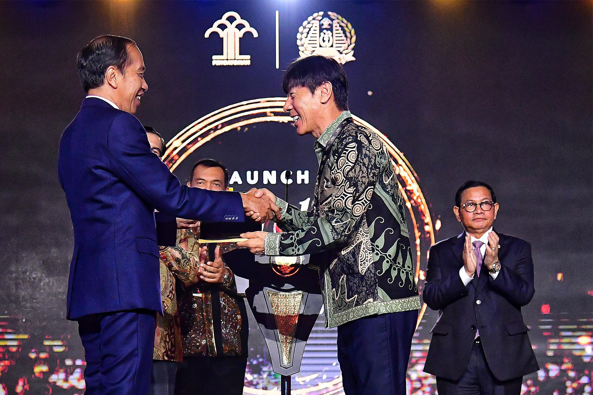 Momen Pelatih Shin Tae Yong Terima Golden Visa Indonesia
