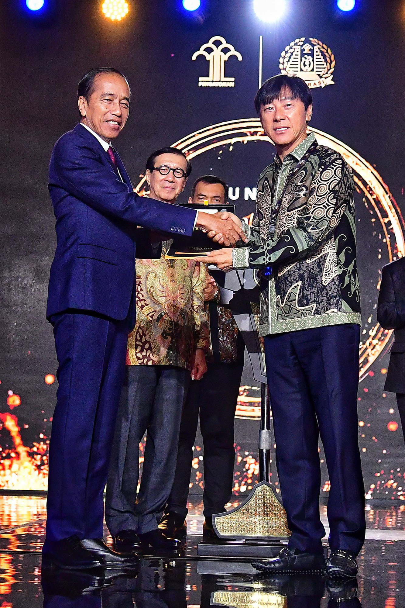 Momen Pelatih Shin Tae Yong Terima Golden Visa Indonesia
