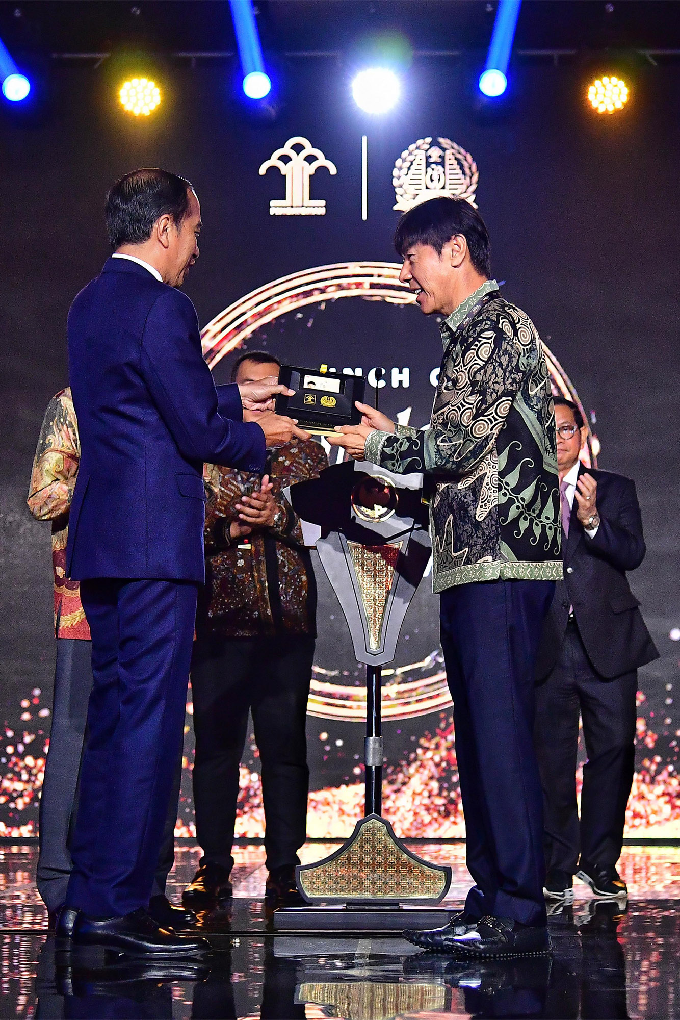 Momen Pelatih Shin Tae Yong Terima Golden Visa Indonesia
