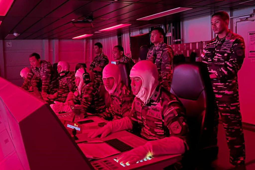 Kapal Perang KRI REM 331 Lepas Tembakan Meriam di Samudera Pasifik