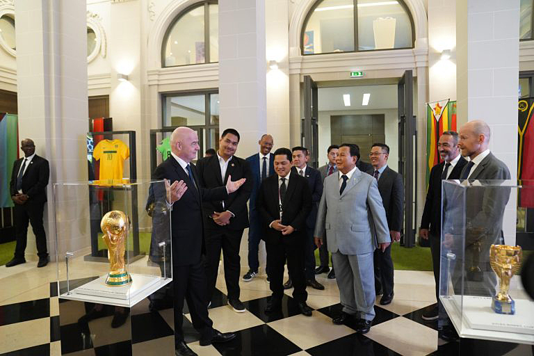 Menhan Prabowo Sambangi Presiden FIFA Bahas Peningkatan Sepak Bola Tanah Air