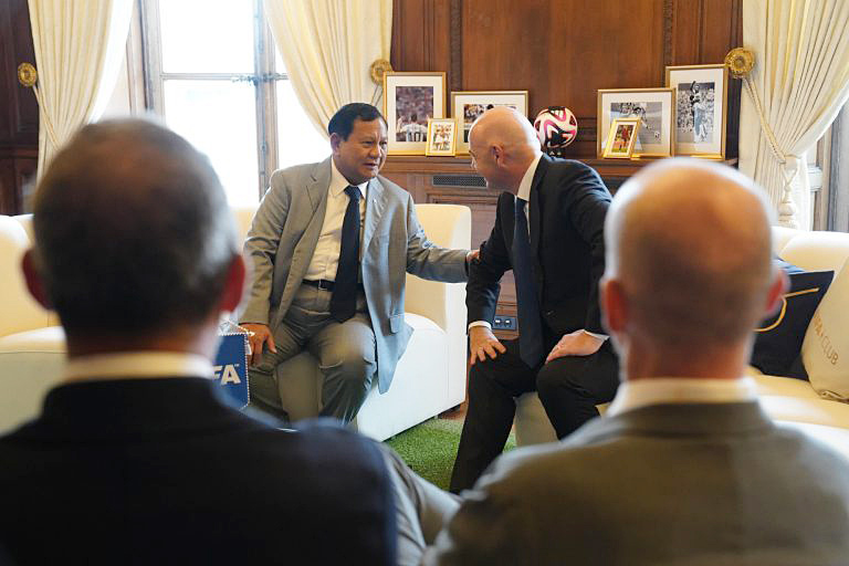 Menhan Prabowo Sambangi Presiden FIFA Bahas Peningkatan Sepak Bola Tanah Air