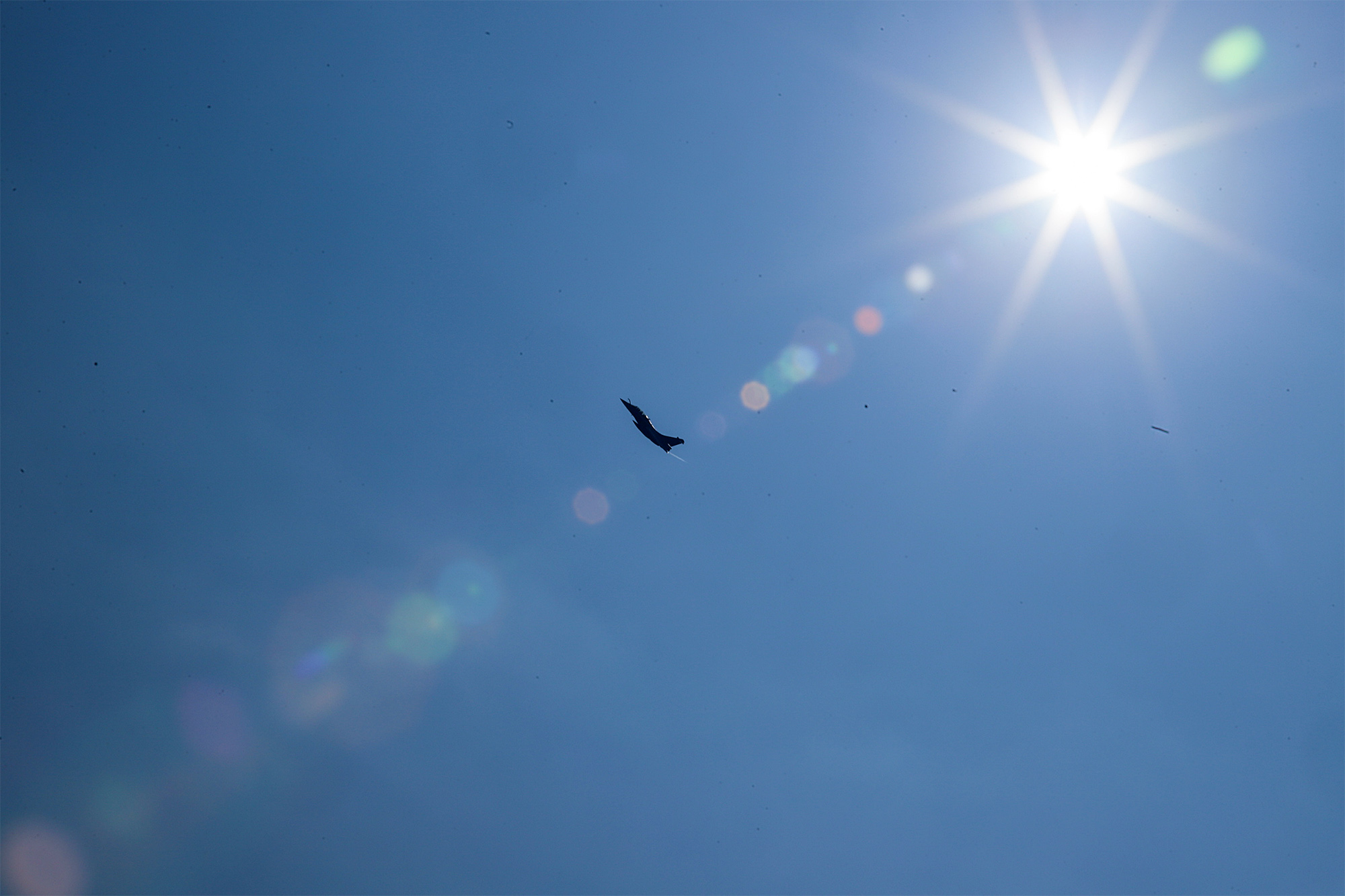 Manuver Jet Tempur Rafale Prancis di Langit Indonesia 