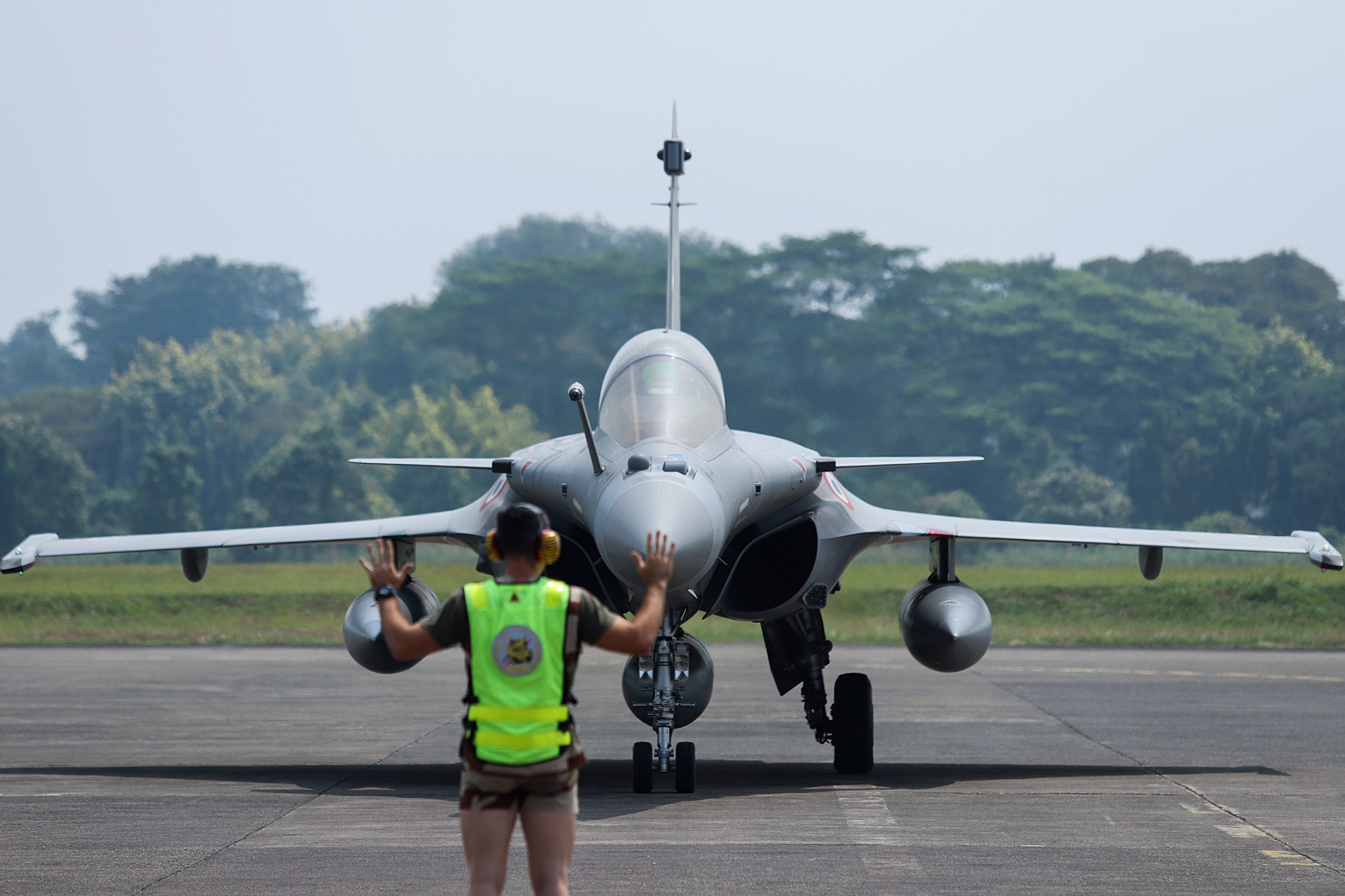 Manuver Jet Tempur Rafale Prancis di Langit Indonesia 