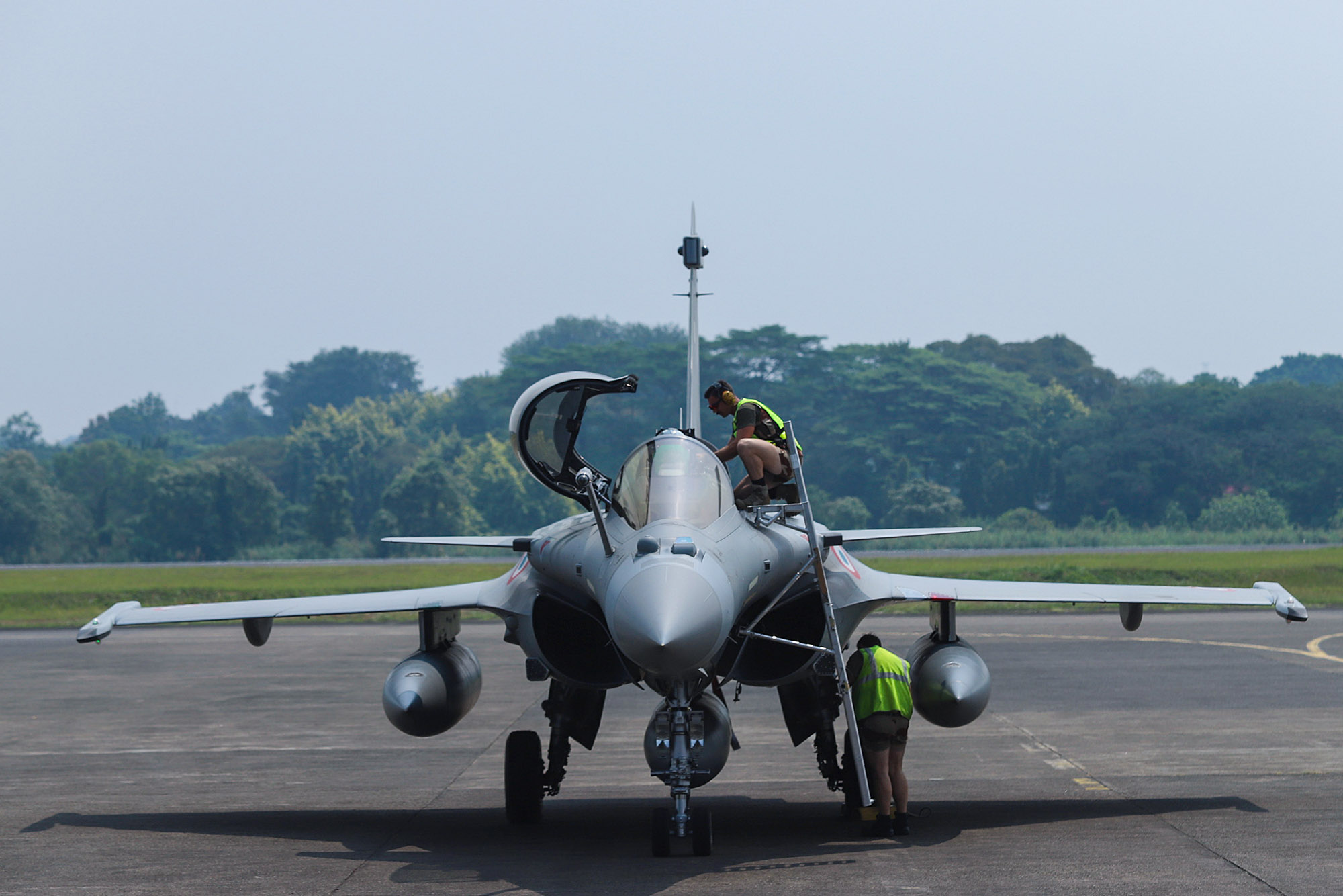 Manuver Jet Tempur Rafale Prancis di Langit Indonesia 