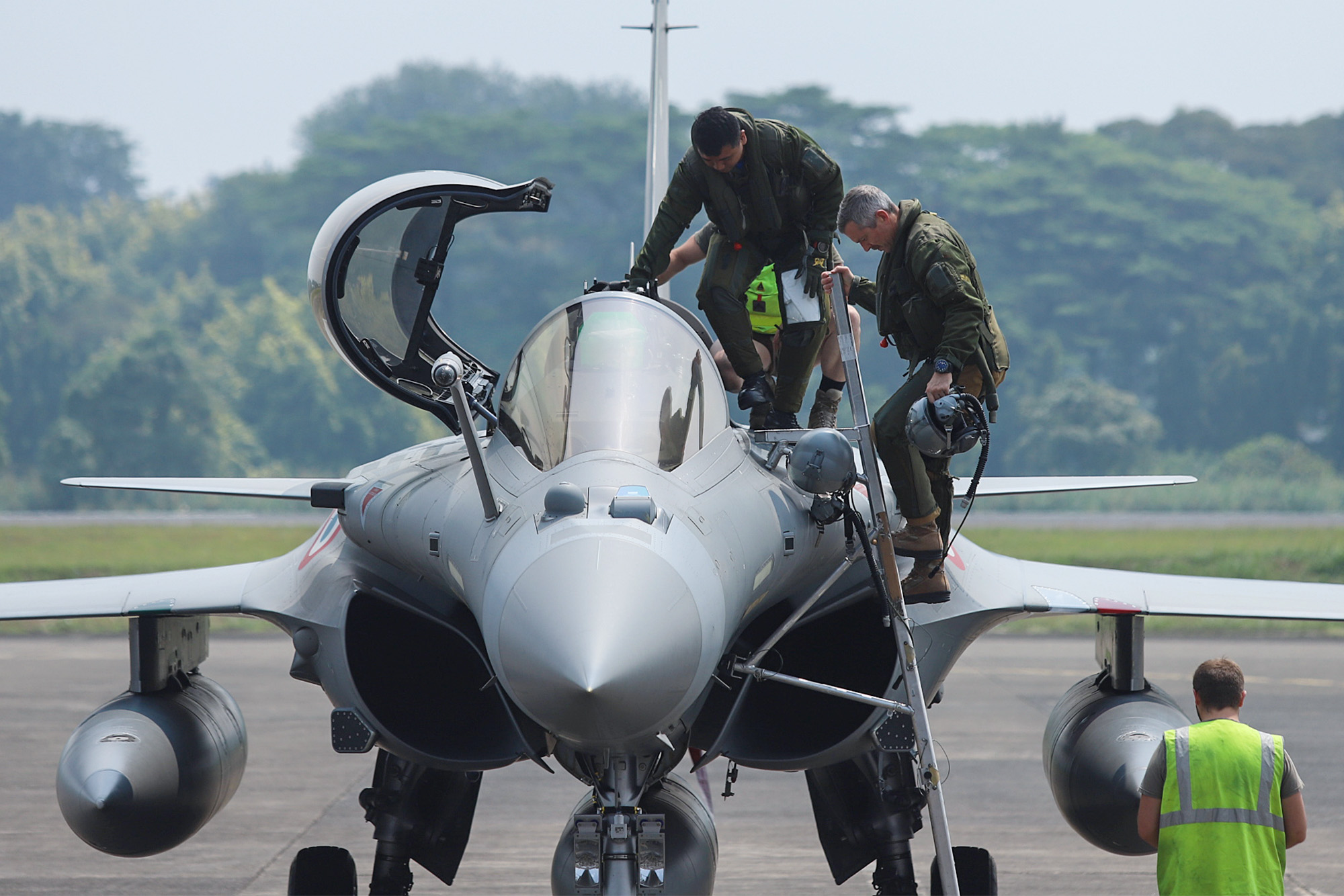 Manuver Jet Tempur Rafale Prancis di Langit Indonesia 