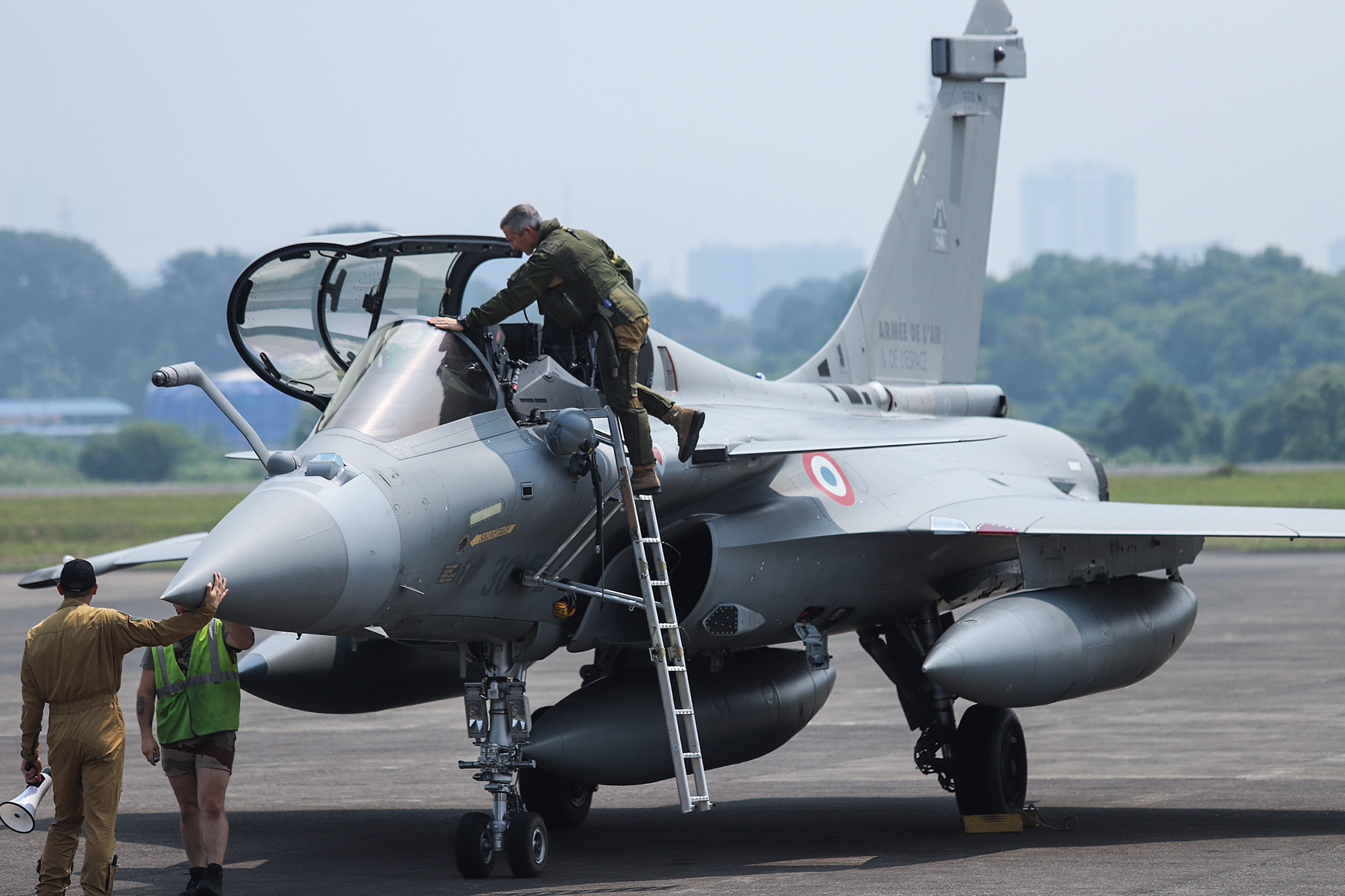 Manuver Jet Tempur Rafale Prancis di Langit Indonesia 