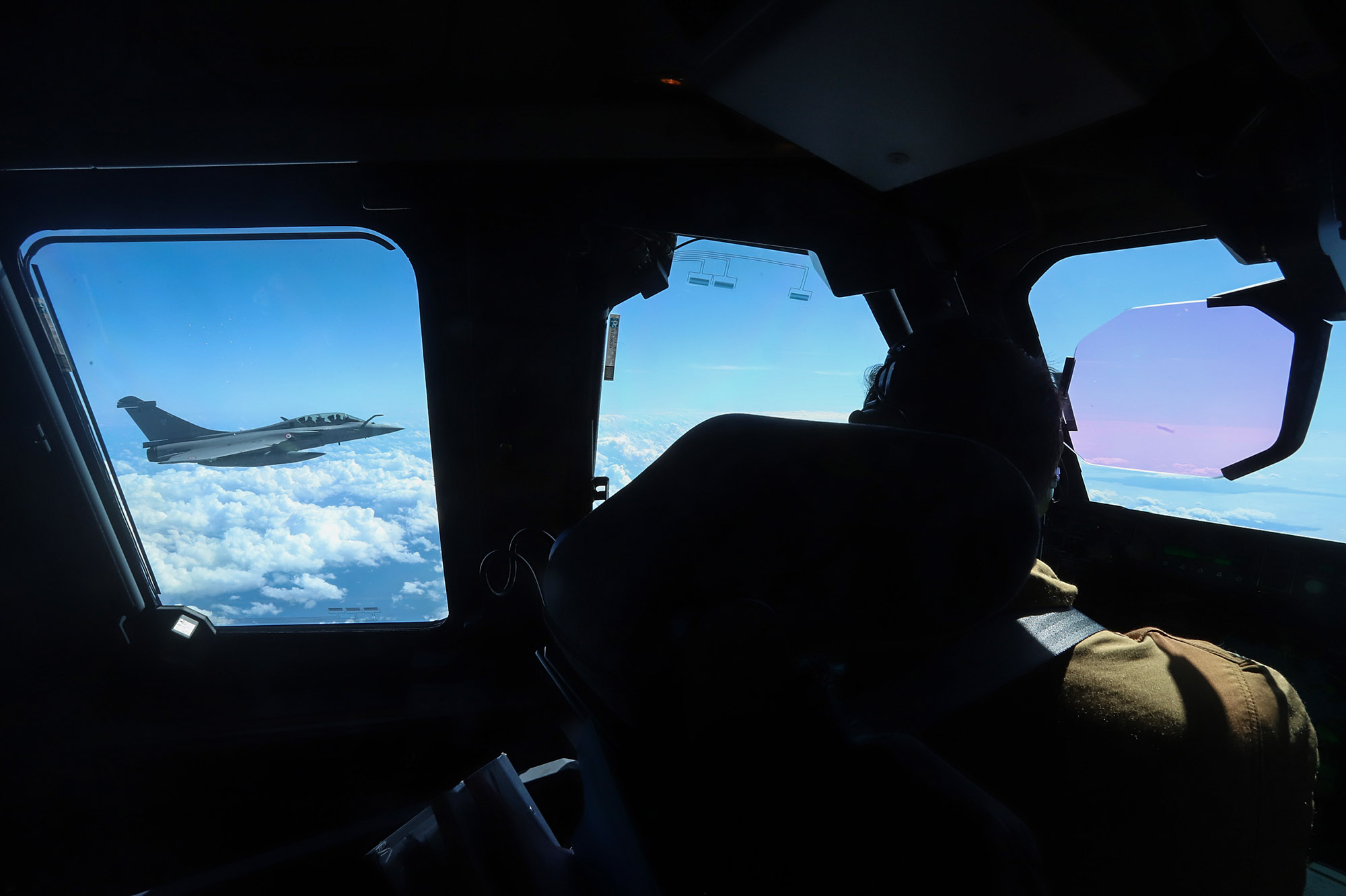 Manuver Jet Tempur Rafale Prancis di Langit Indonesia 