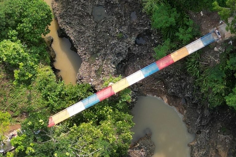 Jembatan Gantung Desa Cimahpar ala Telkom Selesai Diperbaiki