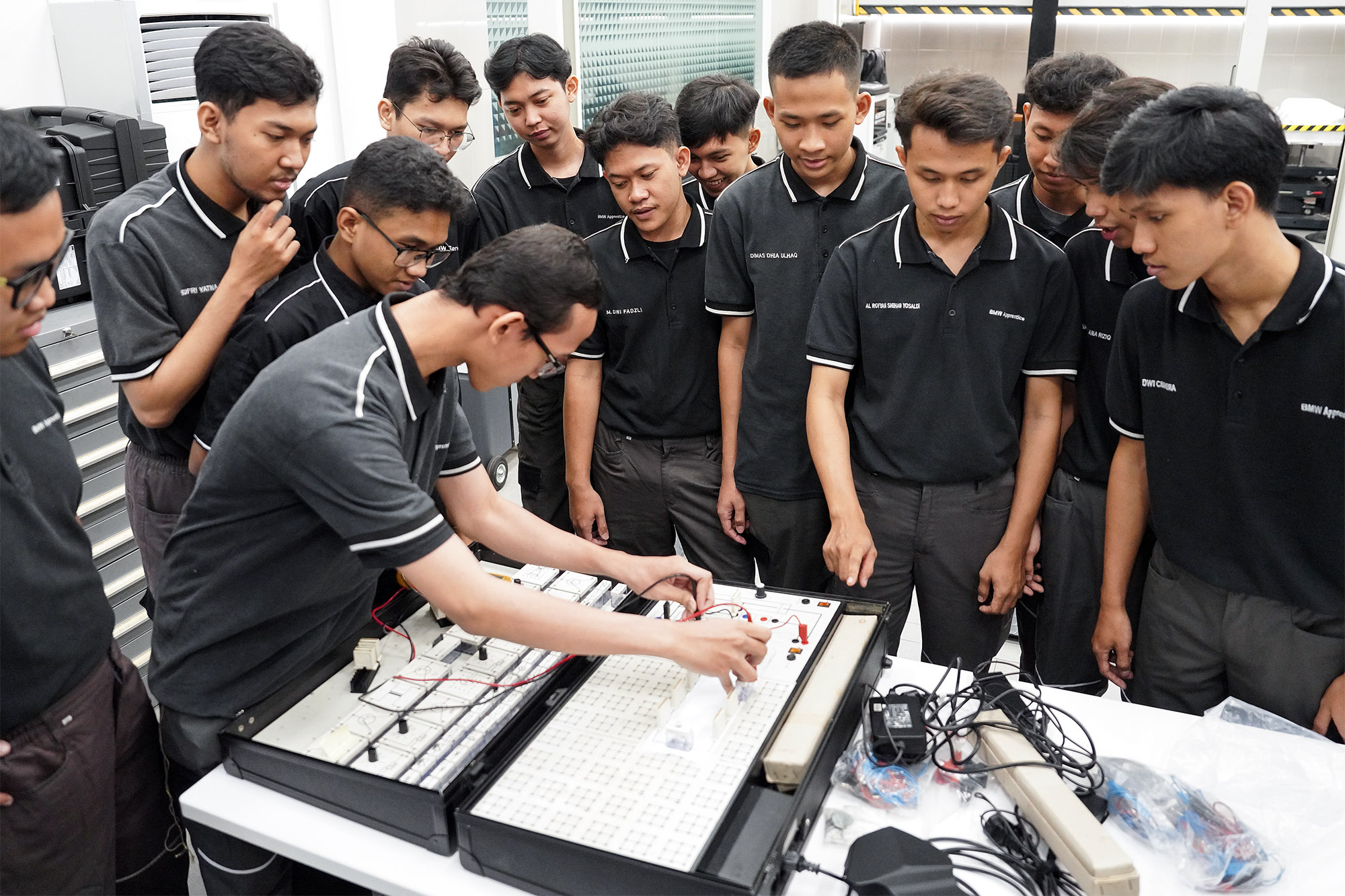 BMW Indonesia Kembali Cetak Teknisi Handal dalam Program BMW Technician Apprentice