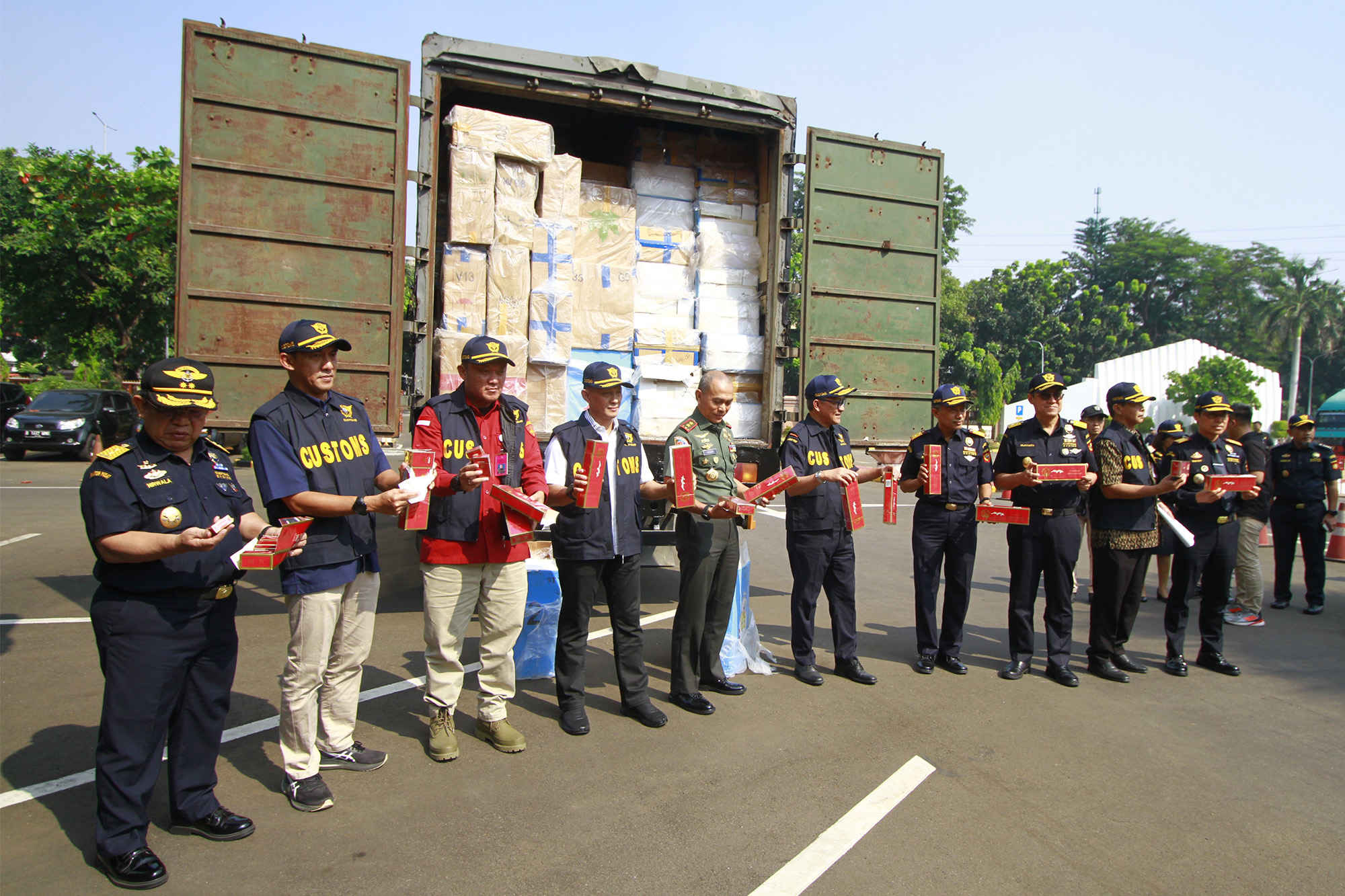 Bea Cukai Musnahkan Miras dan Rokok Ilegal Senilai Rp165 M
