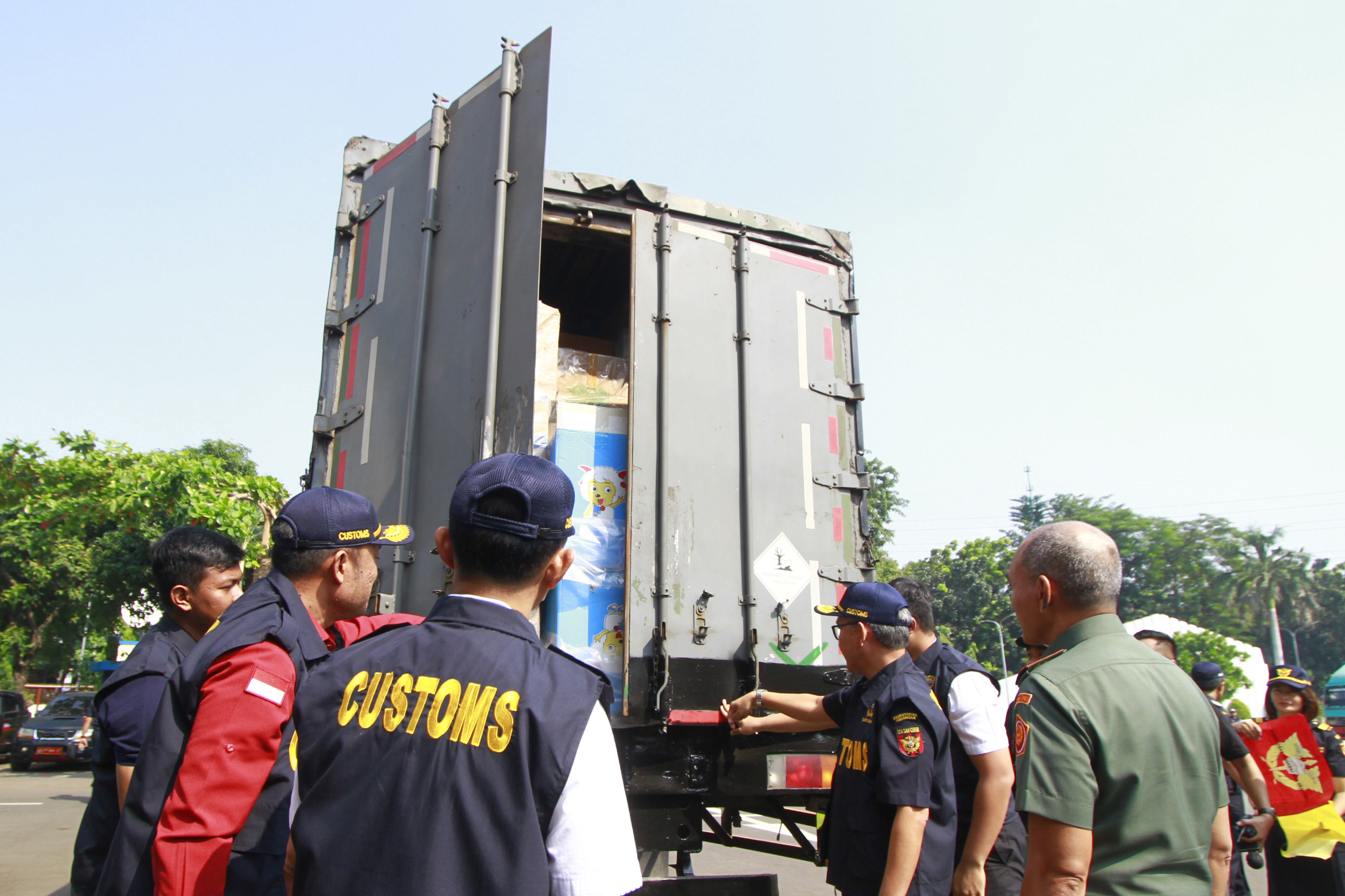 Bea Cukai Musnahkan Miras dan Rokok Ilegal Senilai Rp165 M
