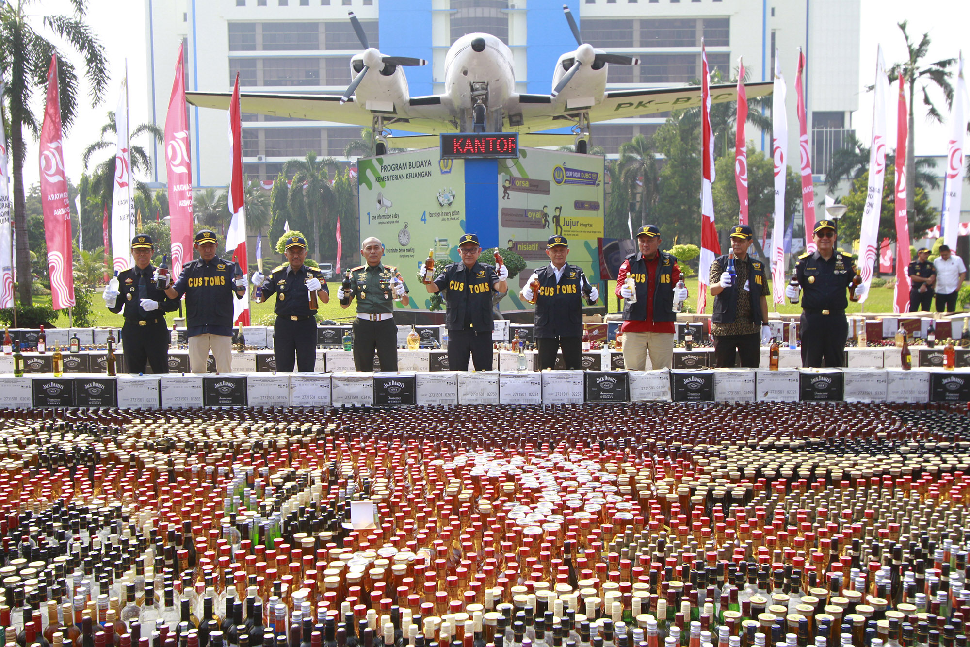 Bea Cukai Musnahkan Miras dan Rokok Ilegal Senilai Rp165 M
