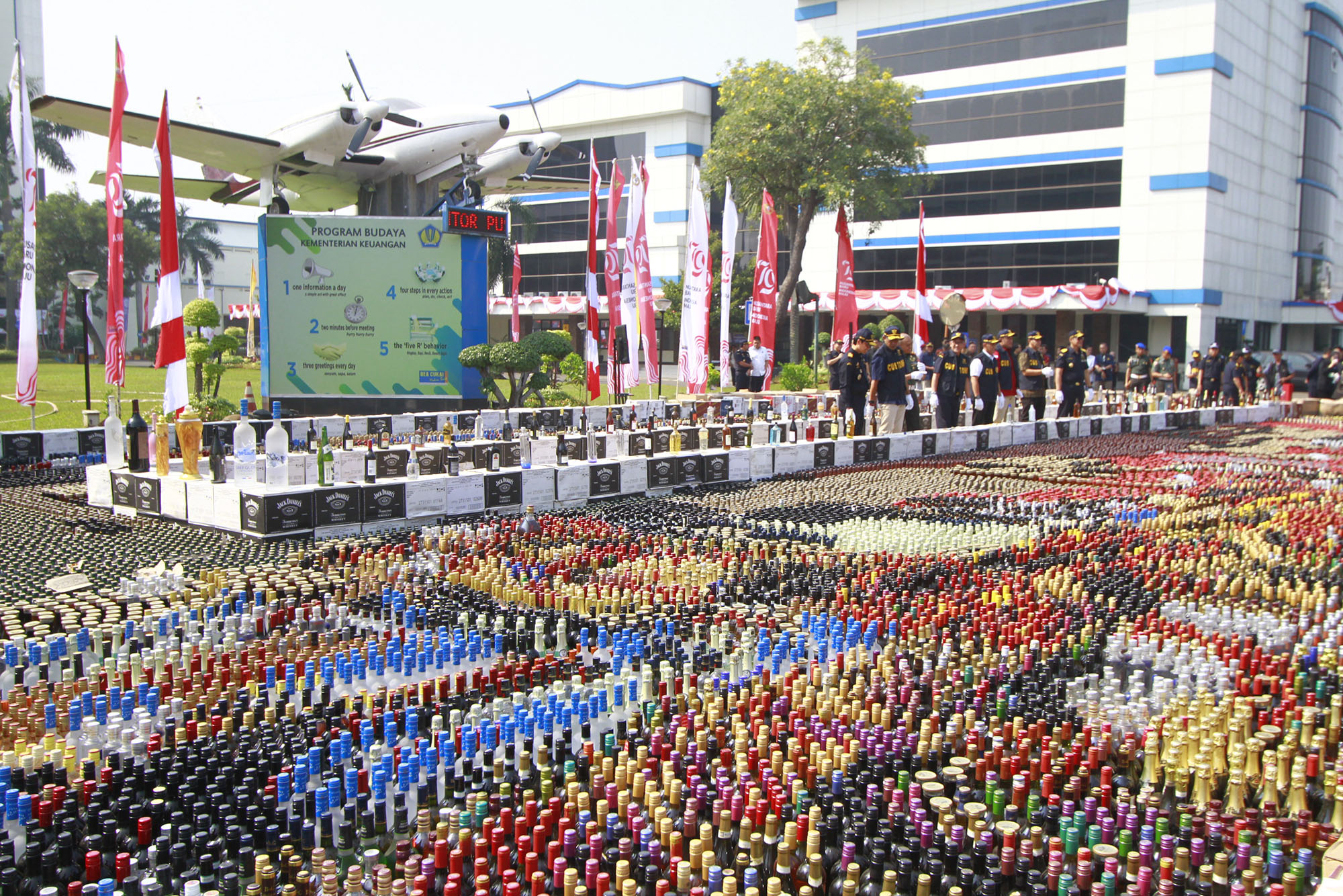 Bea Cukai Musnahkan Miras dan Rokok Ilegal Senilai Rp165 M
