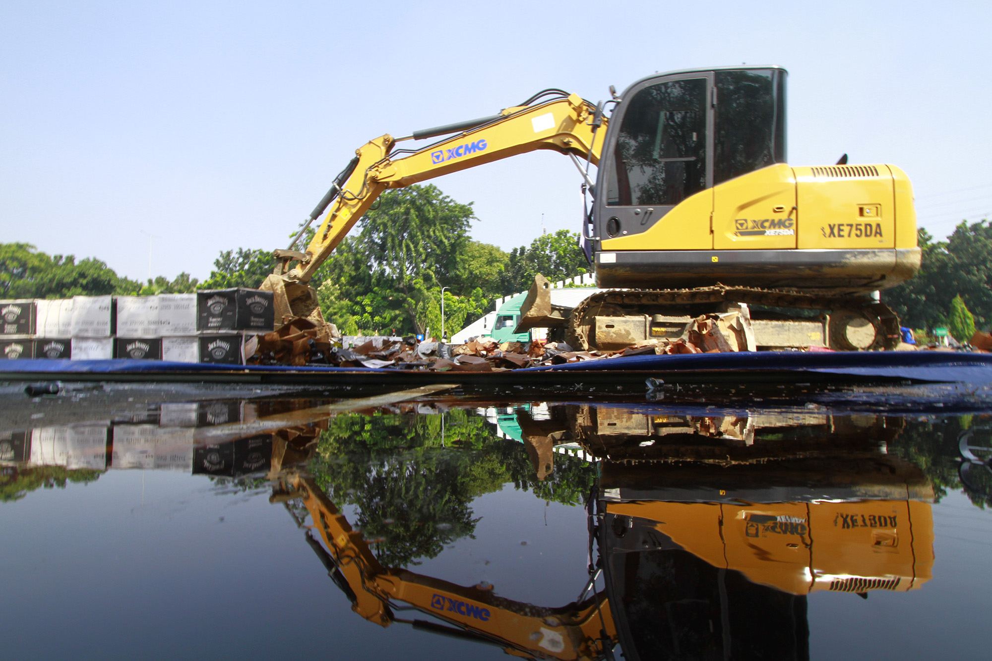 Bea Cukai Musnahkan Miras dan Rokok Ilegal Senilai Rp165 M
