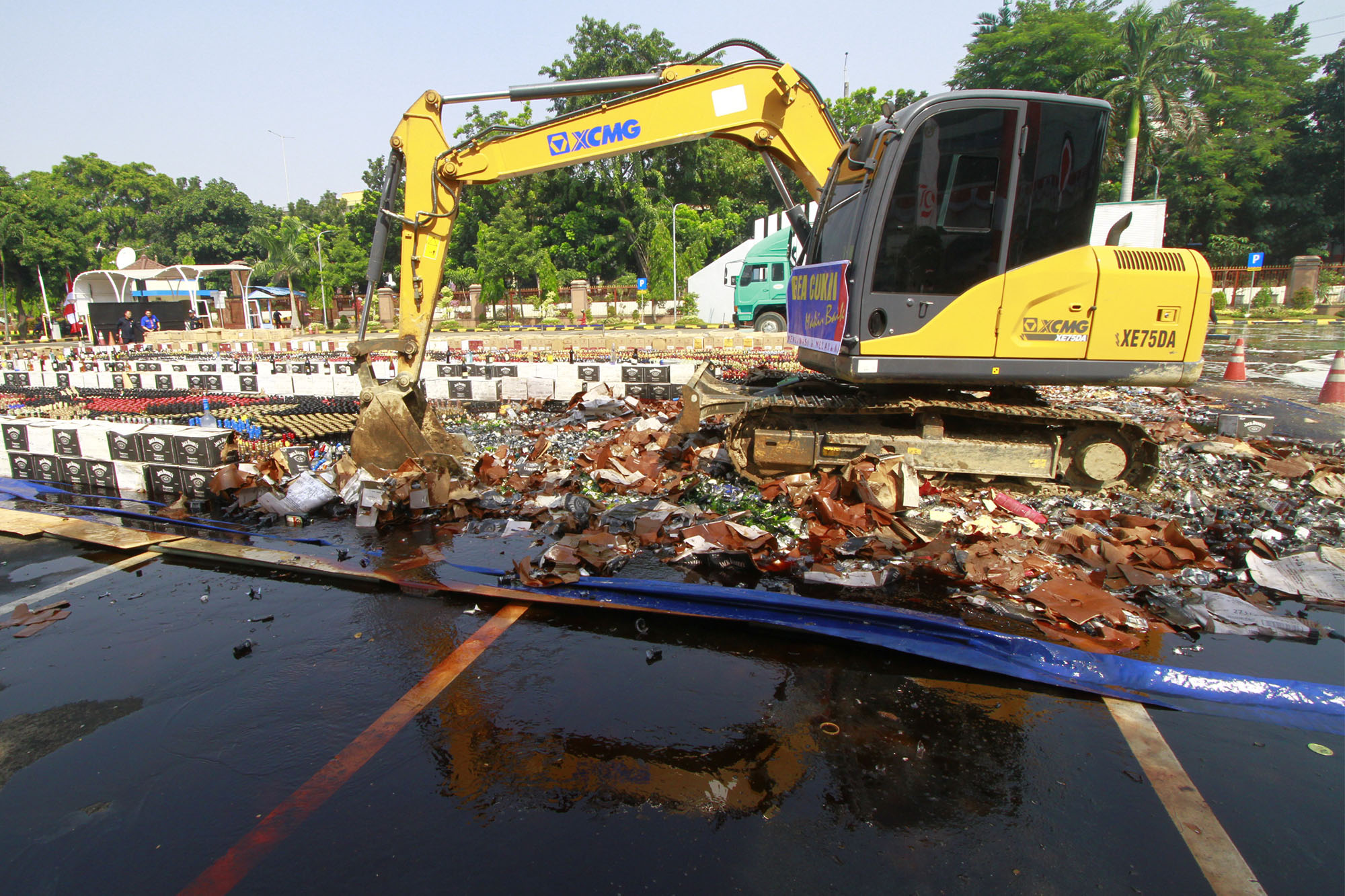 Bea Cukai Musnahkan Miras dan Rokok Ilegal Senilai Rp165 M

