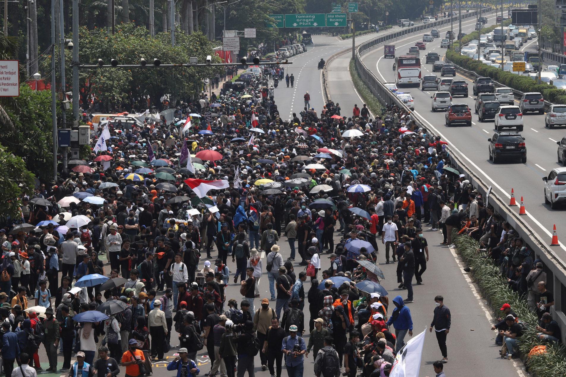 Kawal Putusan MK, Massa Seruduk Gedung DPR