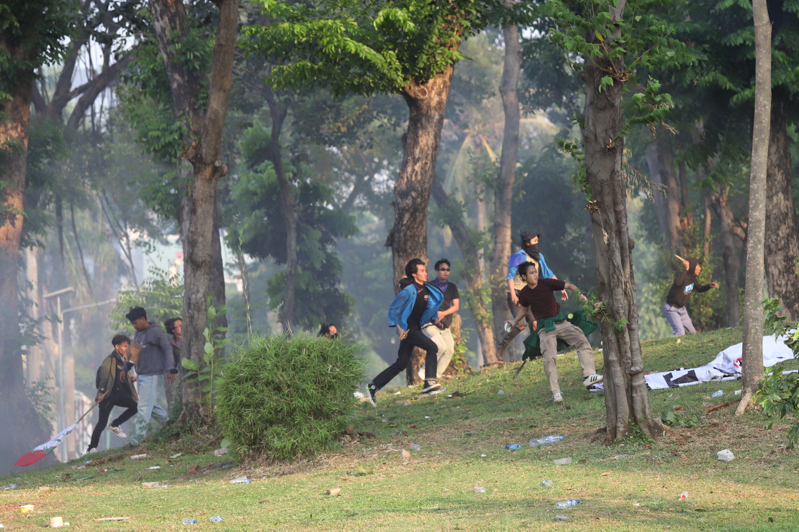 Kawal Putusan MK, Massa Seruduk Gedung DPR