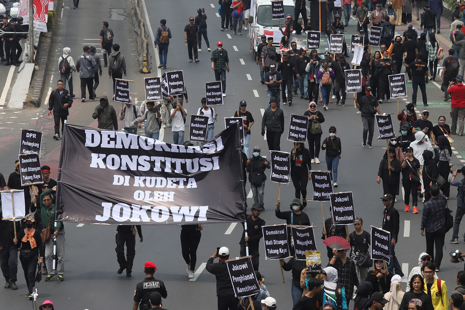 Kawal Putusan MK, Massa Seruduk Gedung DPR