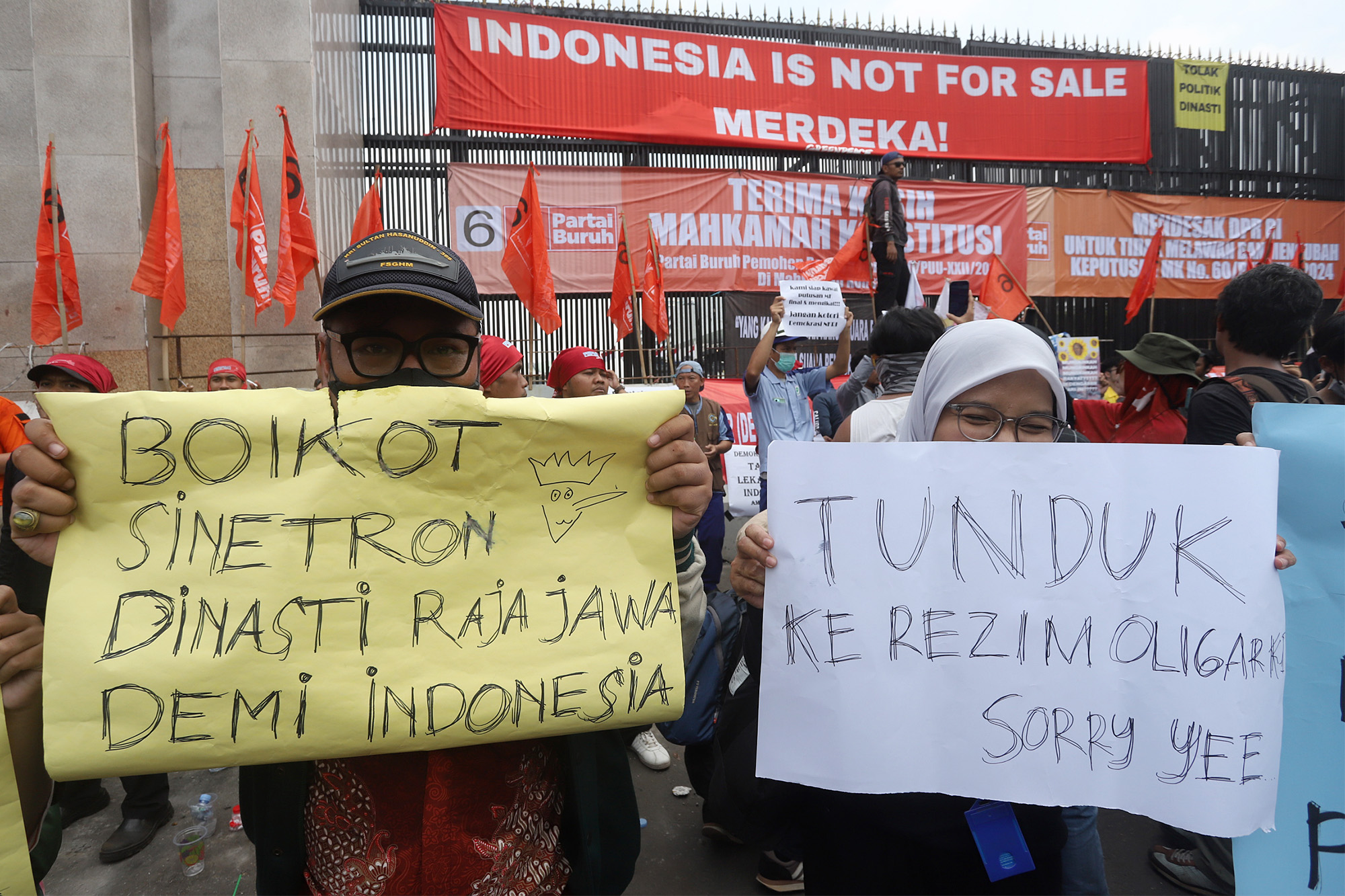 Kawal Putusan MK, Massa Seruduk Gedung DPR
