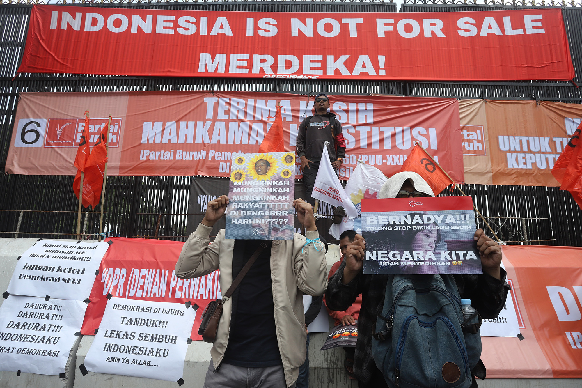 Kawal Putusan MK, Massa Seruduk Gedung DPR