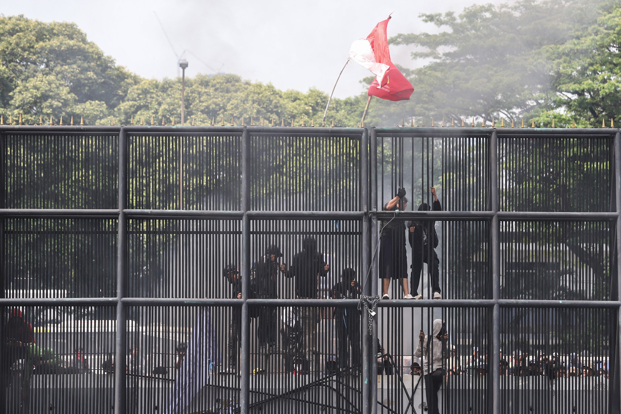 Kawal Putusan MK, Massa Seruduk Gedung DPR