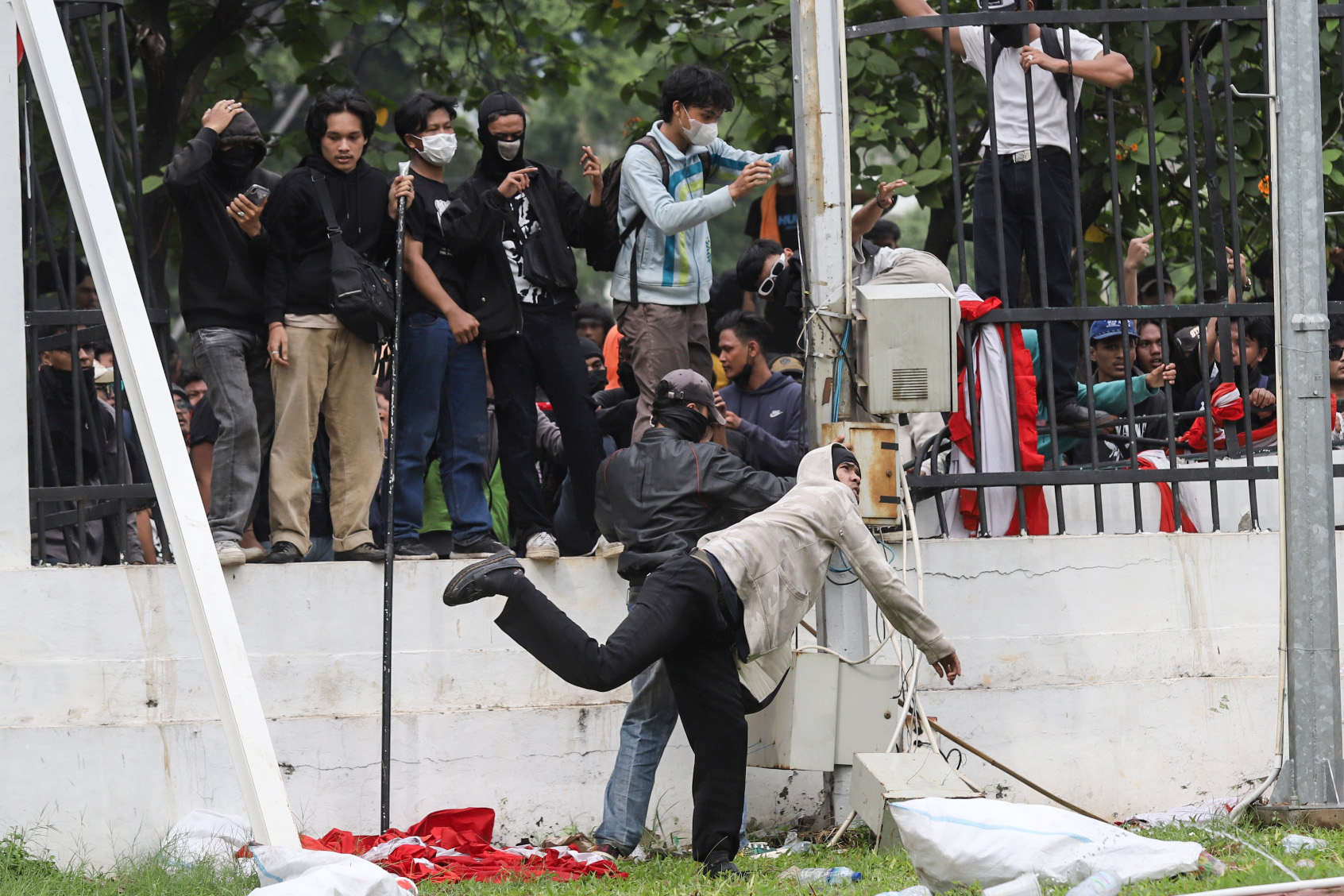 Kawal Putusan MK, Massa Seruduk Gedung DPR