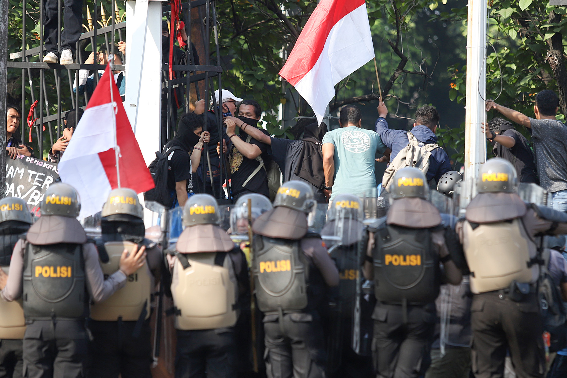 Kawal Putusan MK, Massa Seruduk Gedung DPR