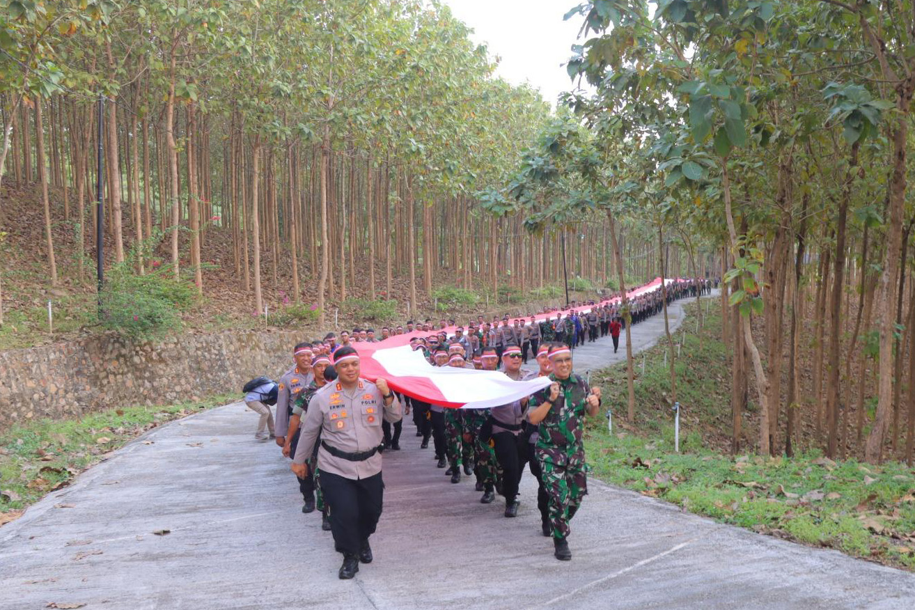 Kirab Bendera Merah Putih 79 Meter Sambut HUT RI