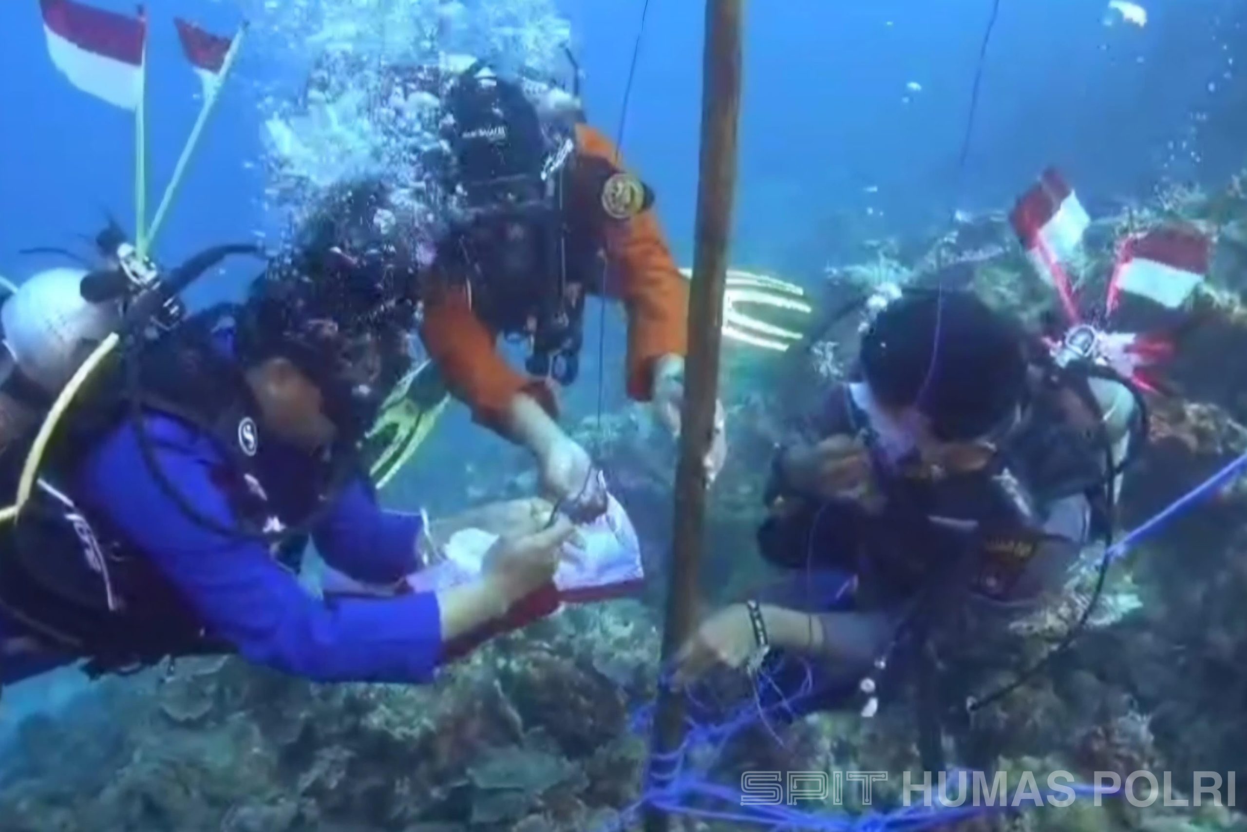 Pengibaran Bendera Merah Putih di Bawah Laut Wakatobi
