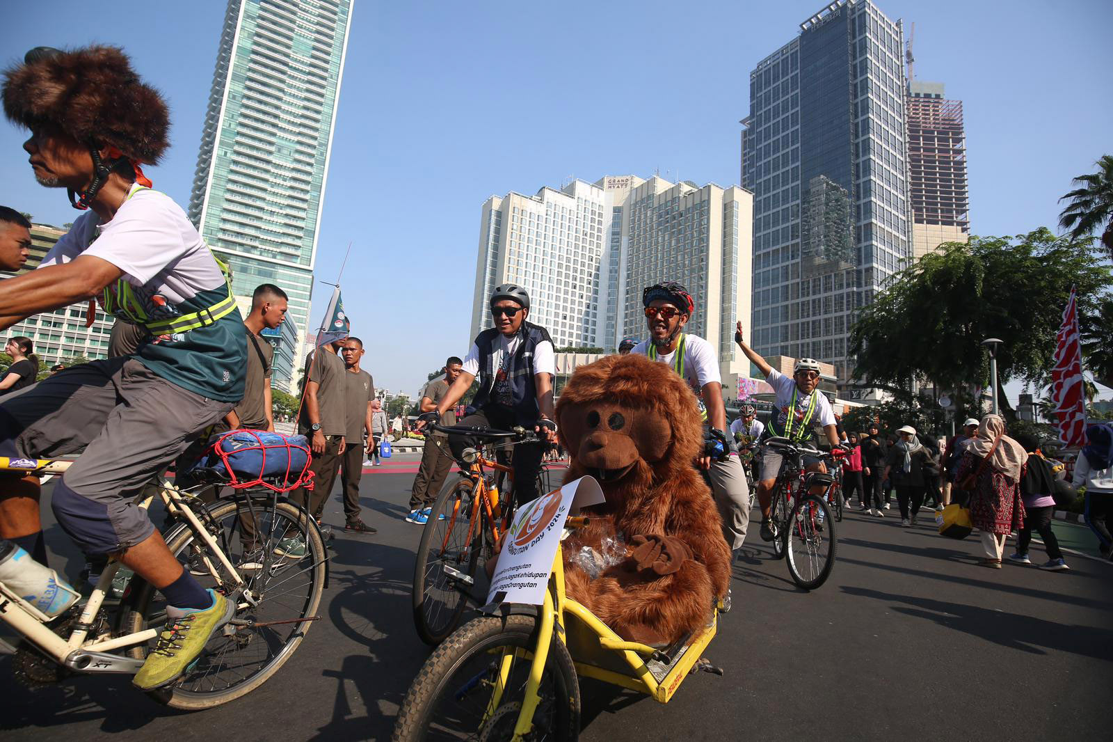 Populasi Semakin Kritis, Ratusan Pesepeda Ajak Masyarakat Jaga Spesies Orangutan
