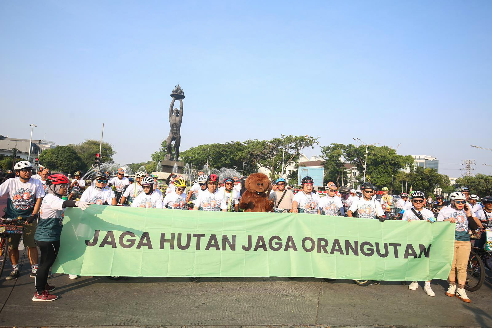 Populasi Semakin Kritis, Ratusan Pesepeda Ajak Masyarakat Jaga Spesies Orangutan
