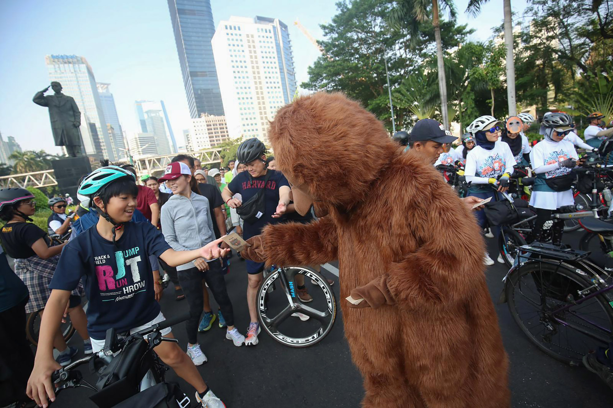 Populasi Semakin Kritis, Ratusan Pesepeda Ajak Masyarakat Jaga Spesies Orangutan
