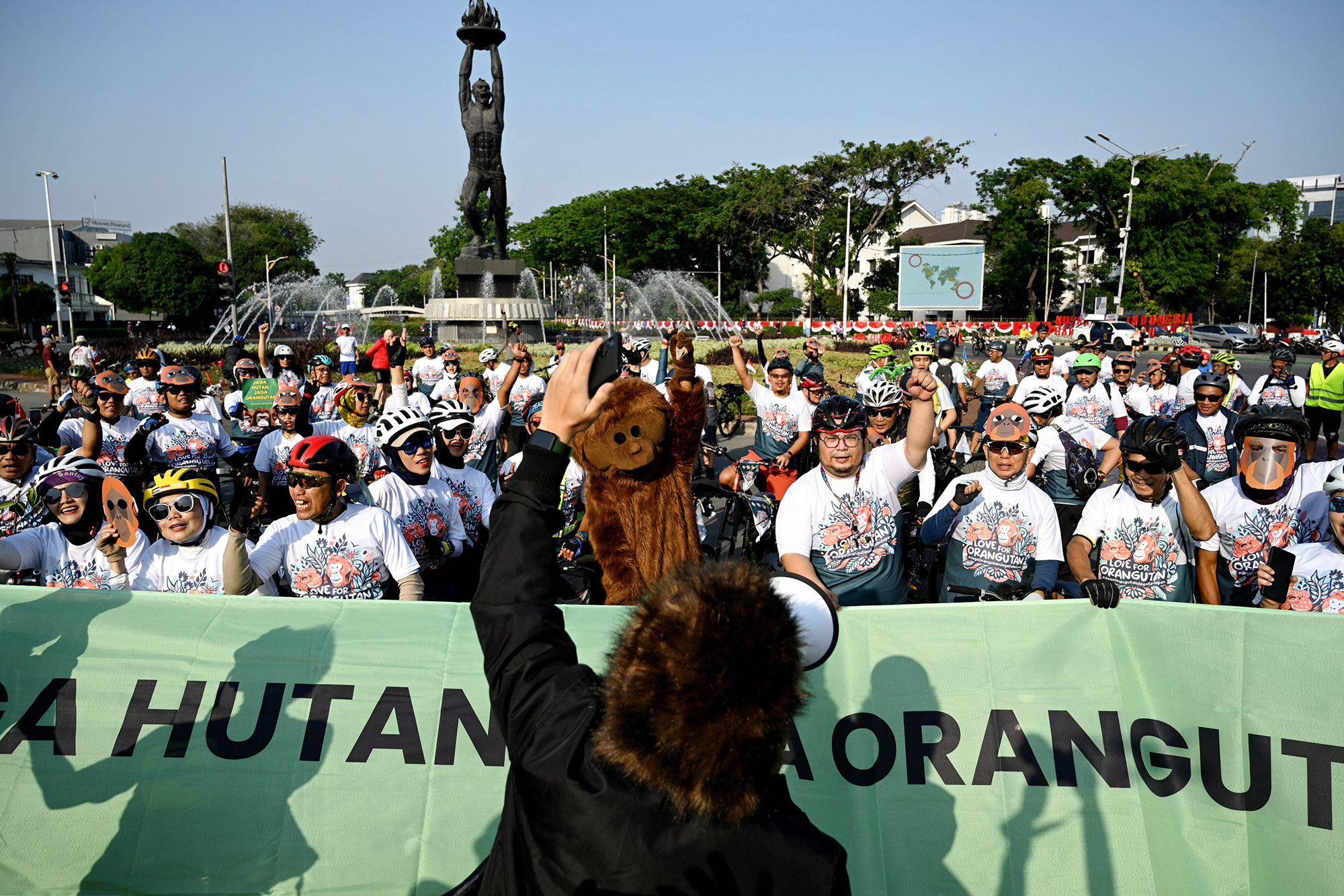 Populasi Semakin Kritis, Ratusan Pesepeda Ajak Masyarakat Jaga Spesies Orangutan

