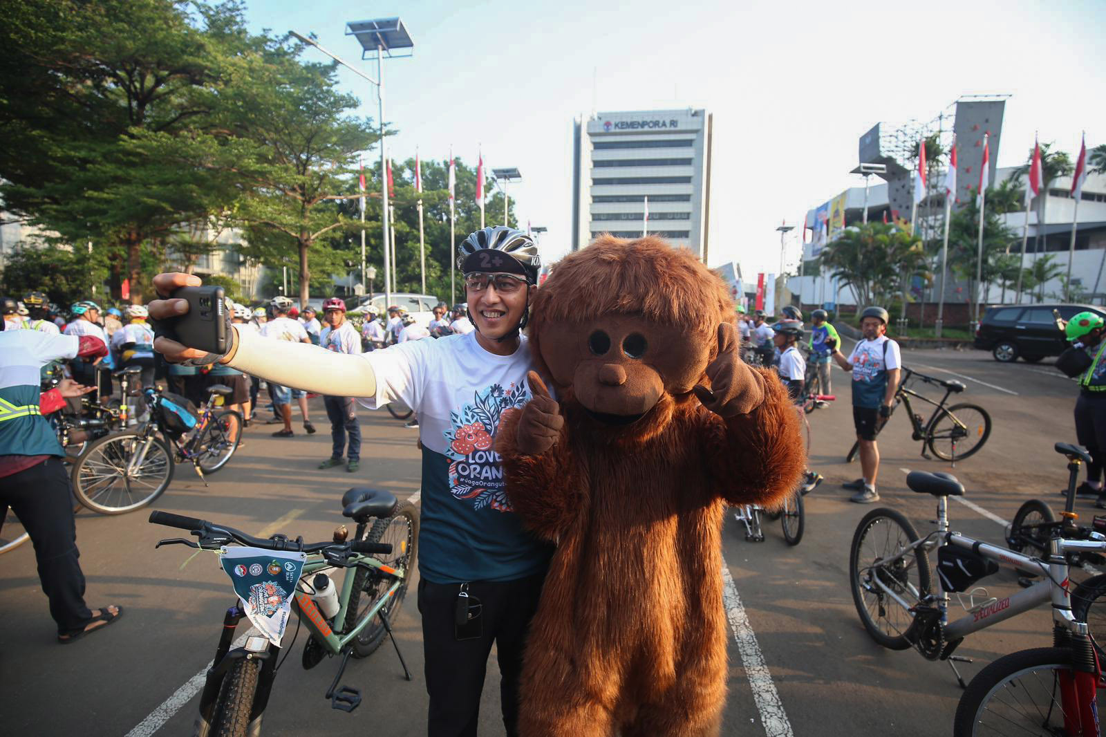 Populasi Semakin Kritis, Ratusan Pesepeda Ajak Masyarakat Jaga Spesies Orangutan
