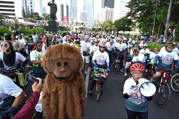 Populasi Semakin Kritis, Ratusan Pesepeda Ajak Masyarakat Jaga Spesies Orangutan