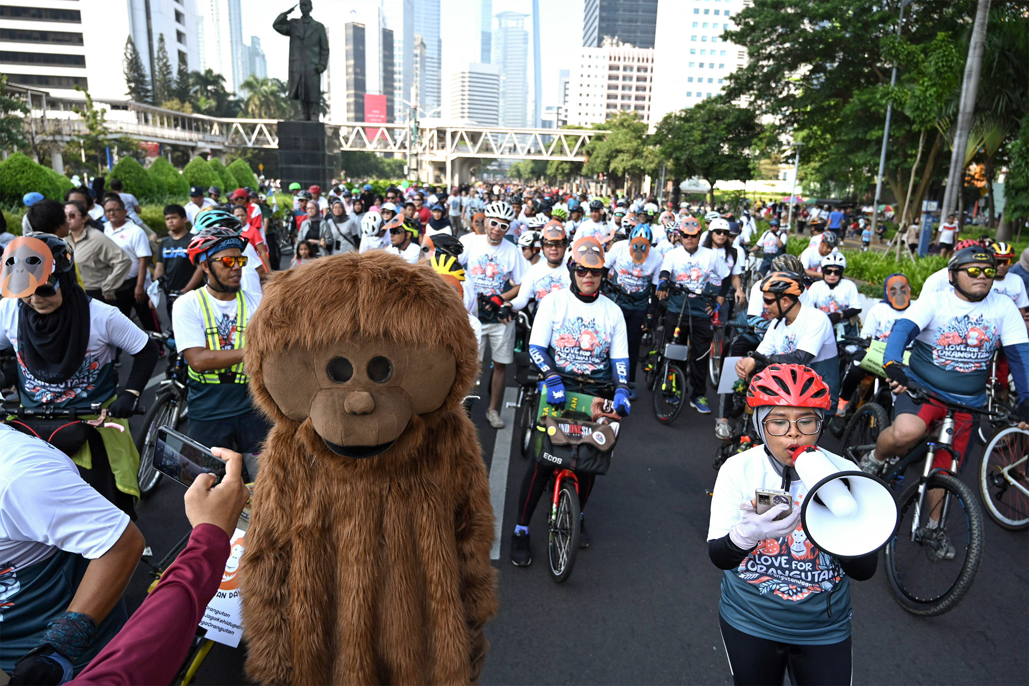 Populasi Semakin Kritis, Ratusan Pesepeda Ajak Masyarakat Jaga Spesies Orangutan
