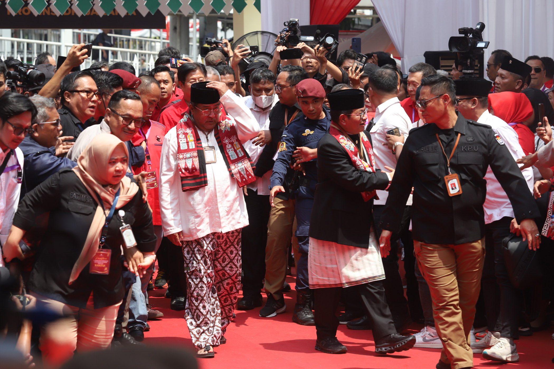 Kenakan Baju Adat Betawi, Pramono Rano Daftar Pilgub Jakarta 2024
