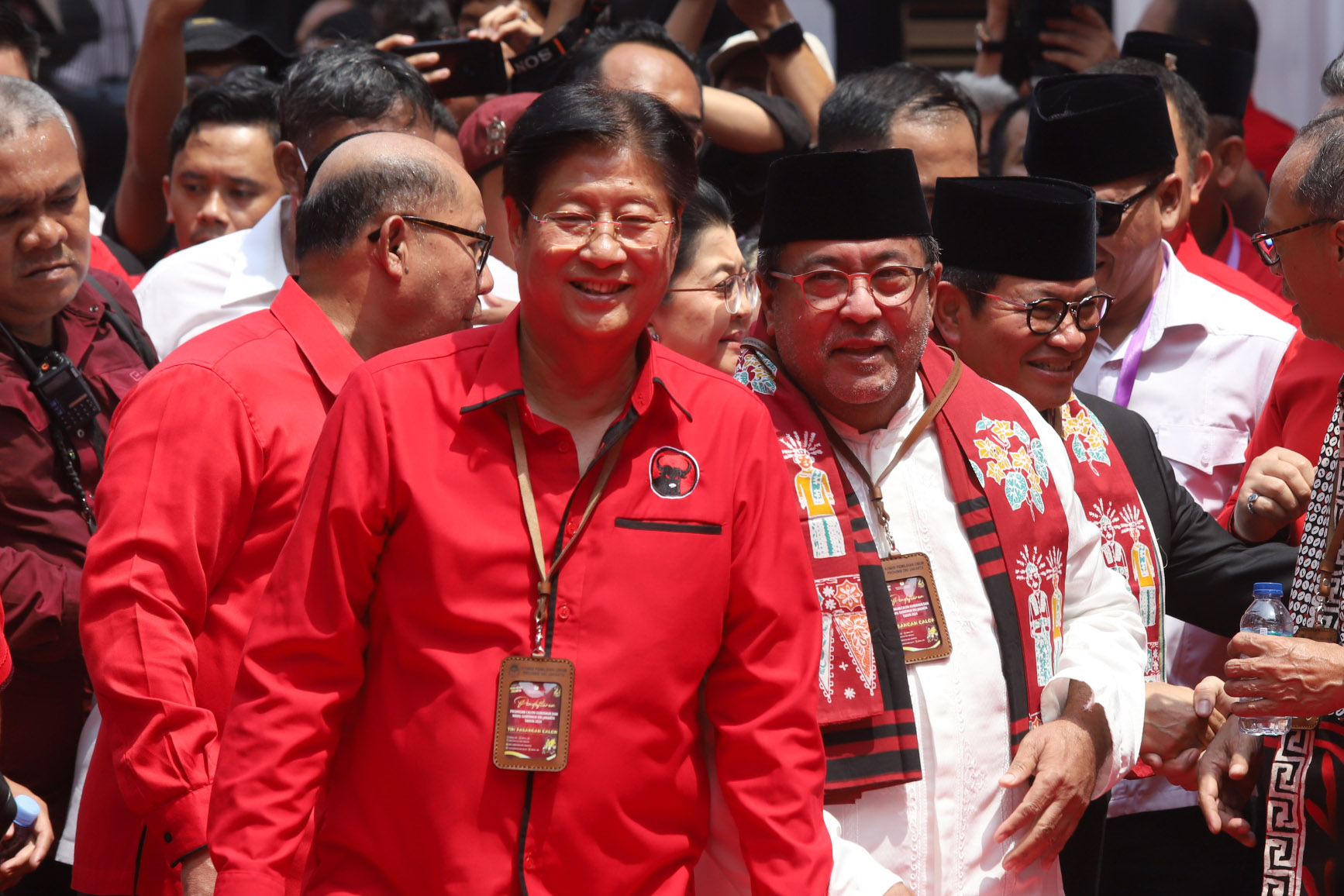 Kenakan Baju Adat Betawi, Pramono Rano Daftar Pilgub Jakarta 2024
