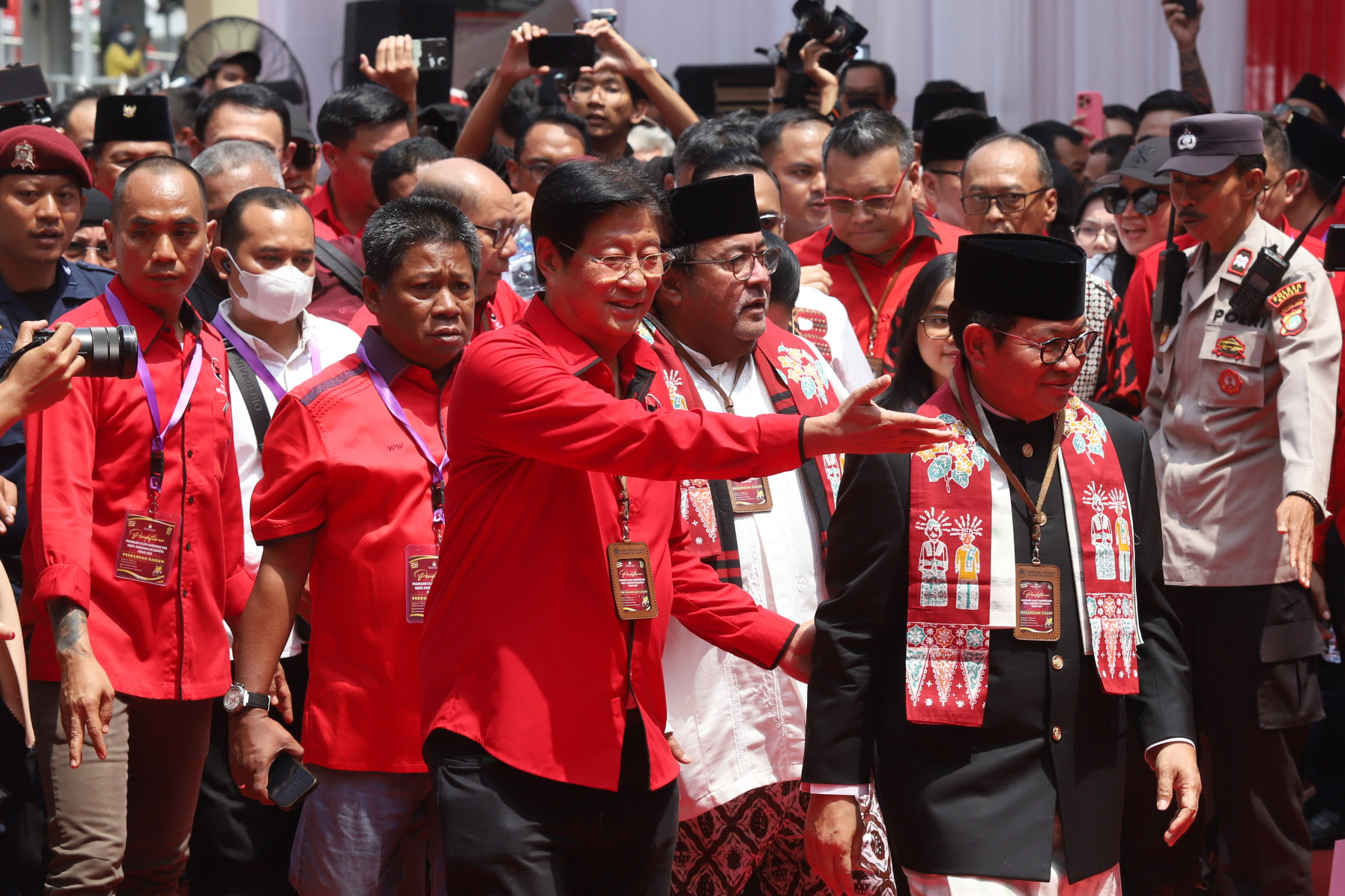 Kenakan Baju Adat Betawi, Pramono Rano Daftar Pilgub Jakarta 2024
