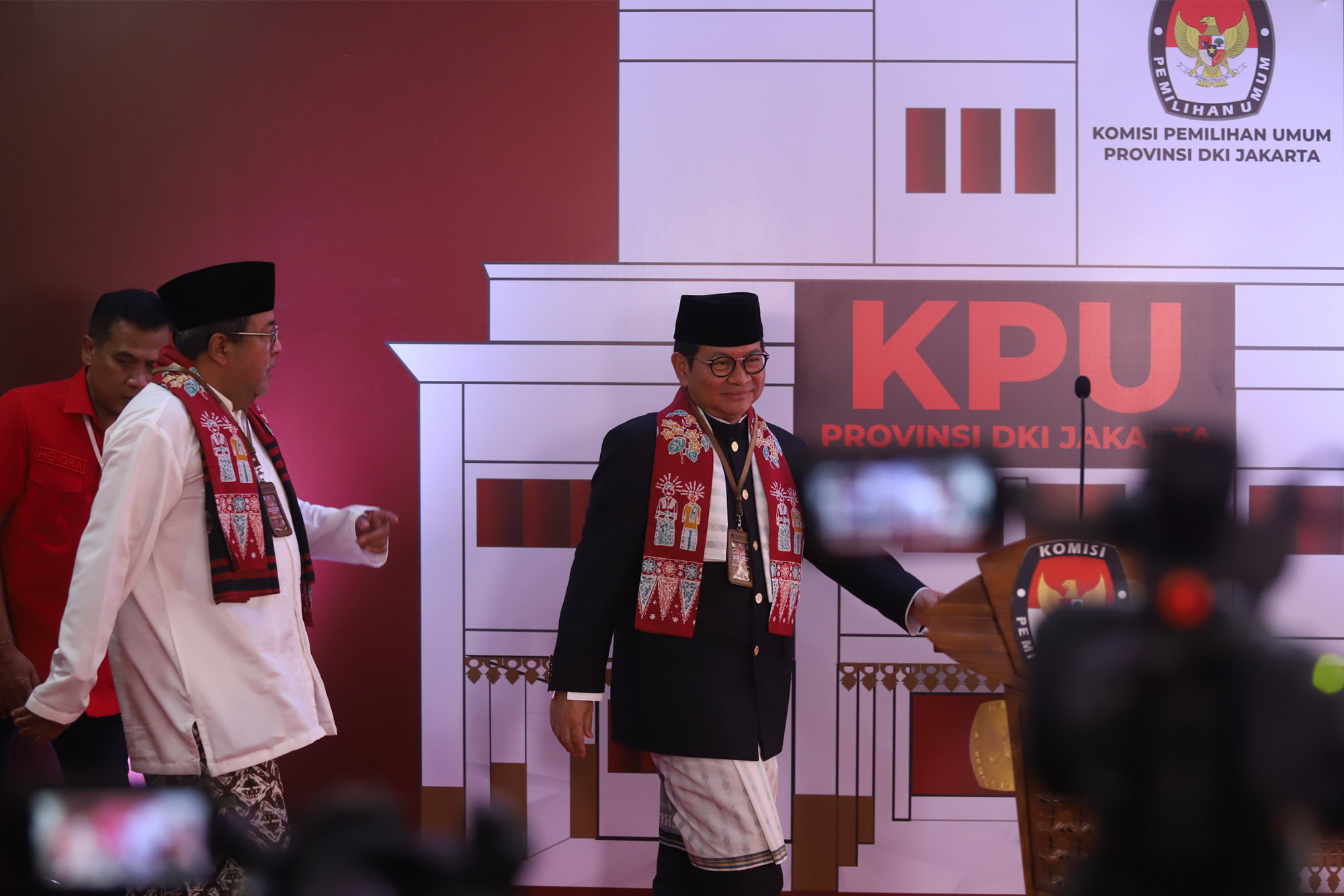 Kenakan Baju Adat Betawi, Pramono Rano Daftar Pilgub Jakarta 2024
