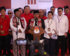 Kenakan Baju Adat Betawi, Pramono Rano Daftar Pilgub Jakarta 2024
