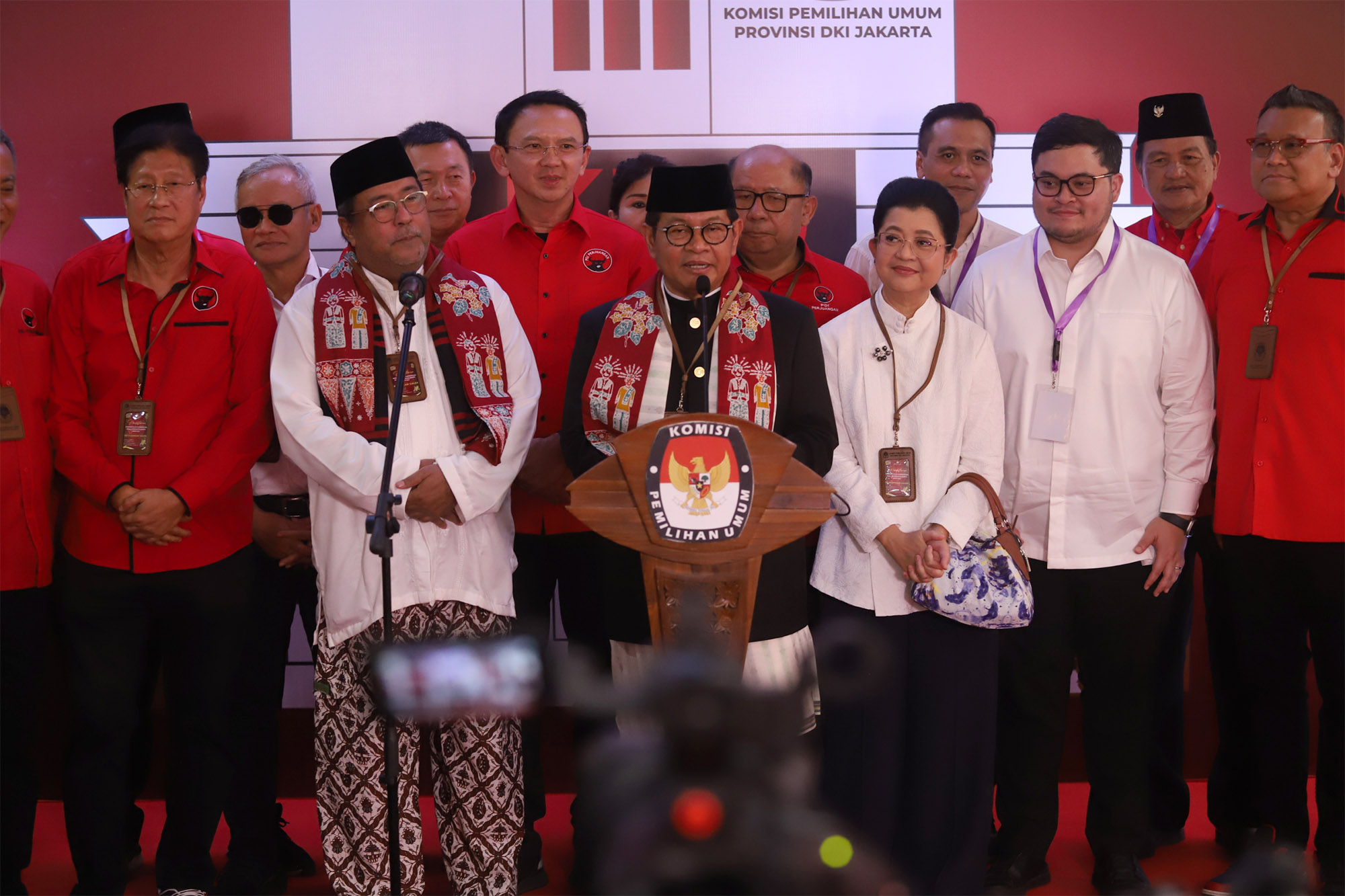 Kenakan Baju Adat Betawi, Pramono Rano Daftar Pilgub Jakarta 2024
